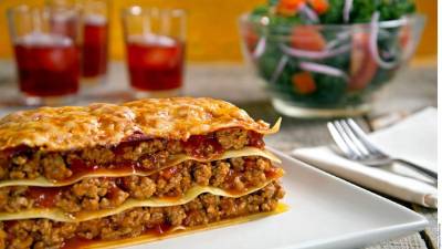 Esta receta de lasaña rinde para seis porciones.