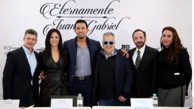 Al centro Simona e Iván Aguilera y el producto de Juan Gabriel, Gustavo Fariñas.