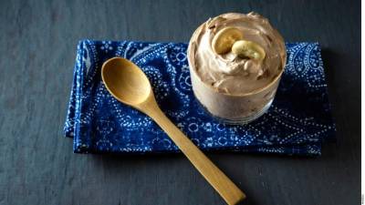 Verter la mezcla de queso y refrigerar hasta servir.