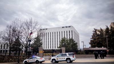 La policía estadounidense custodia la embajada rusa en Estados Unidos tras el ataque ordenado por Putin a Ucrania.
