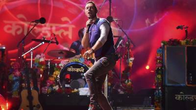 El líder de la banda británica Coldplay, Chris Martin, durante el concierto ofrecido por el grupo en el Suncorp Stadium de Brisbane, Australia. EFE/DAN PELED/Archivo