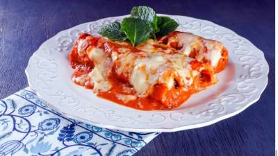 Espolvorear los canelones con el queso y hornear por ½ hora a 180°C.