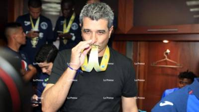 Diego Vázquez besando la medalla de campeón con el Motagua. Foto Ronald Aceituno