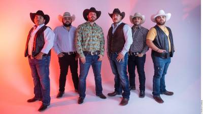 Grupo Frontera inició como un pasatiempo entre un grupo de amigos del Valle de Texas, Estados Unidos, con raíces mexicanas de Nuevo León y Tamaulipas.