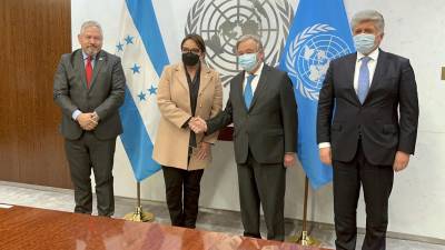 La presidenta de Honduras, Xiomara Castro , saluda al secretario general de la ONU, António Guterres, junto al canciller de Honduras, Enrique Reina, y el secretario general adjunto para Asuntos Políticos de la ONU, Miroslav Jenca, después de la firma de un memorando de entendimiento, en la sede de Naciones Unidas en Nueva York (EE.UU.), el 15 de diciembre de 2022.