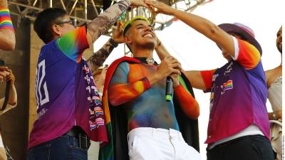 Jhonny Caz fue coronado ayer como el Príncipe de la Marcha de la Diversidad en Monterrey.