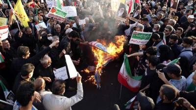Un grupo progobierno salió a quemar banderas de EUA. La ola de disturbios se han disparado desde el muerte de la joven kurda Mahsa Amini el sábado.