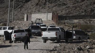 Agentes de la Guardia Nacional, policía estatal y peritos investigan la zona donde fue encontrado el cuerpo de un agente del Instituto Nacional de Migración de México (INM).