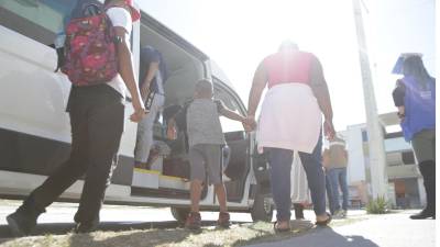 Al llegar a Monterrey les solicitan ante el Instituto Nacional de Migración su residencia permanente en México.