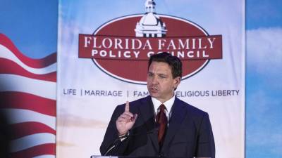 El gobernador de la Florida, Ron DeSantis, busca la presidencia de EEUU con una línea de migración dura.