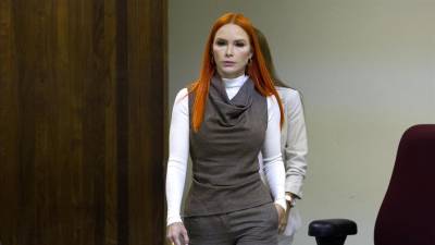 <b>Mireddys González, aún esposa de Daddy Yankee, en una visita al tribunal.</b>