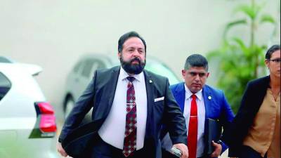 El presidente del Congreso Nacional, Luis Redondo, fue de los primeros en llegar a la cita con la presidenta Castro y respaldar la suspensión.