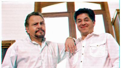 Foto de archivo de Paco Stanley y Mario Bezares. ”Hoy en día la falta de Justicia es un tema pendiente en mi País y yo tengo la hipótesis, ahora después de haber hecho este trabajo, que en buena parte de la crisis que tenemos hoy en día en el sistema judicial es porque en el proceso del alternancia que teníamos, un caso tan paradigmático como el caso de Paco Stanley, no se atendió de la forma en que tenía que atenderse”, dijo Diego Osorno, periodista, director y escritor del documental.