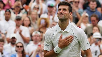 Djokovic comenzó con el pie derecho su defensa del título de Wimbledon este lunes.