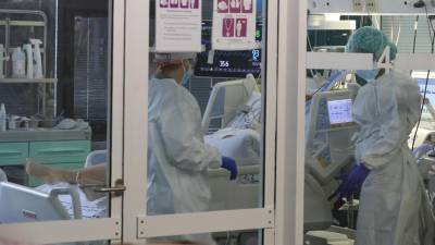 Dos enfermeras atienden a un paciente ingresado por covid en la Unidad de Medicina Intensiva de un hospital.