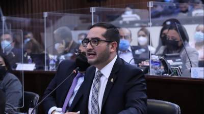 El diputado Marco Midence en una asamblea legislativa.