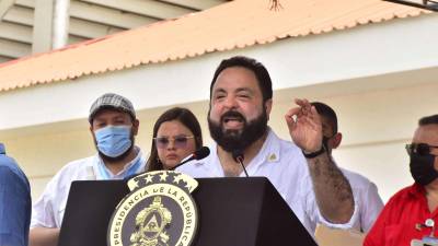 El presidente del Congreso Nacional, Luis Redondo, dando un discurso durante la celebración del Día del Trabajador en San Pedro Sula (Honduras).