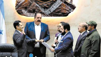 <b><span class=mln_uppercase_mln>Juramentación.</span></b> Marcio Cabañas Cadillo fue nombrado como nuevo fiscal general adjunto por el pleno de diputados.