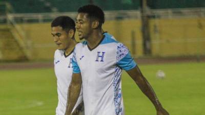 Choco Lozano junto a Andy Najar en los ejercicios de calentamiento previo al pitazo inicial del Cuba vs Honduras.