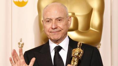 Fotografía de archivo, tomada el 25 de febrero de 2007, en la que se registró al actor estadounidense Alan Arkin, tras recibir el premio Óscar al Mejor Actor de reparto por su trabajo en la cinta 'Little Miss Sunshine', en el teatro Kodak, en Hollywood (California, EE.UU.).