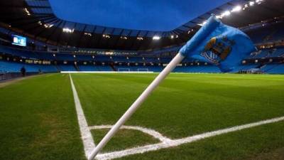 Uno de los banderínes del córner se va de lado por los fuertes vientos.