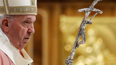 El papa Francisco oficia una misa para la comunidad filipina en la Basílica de San Pedro, este domingo en Ciudad del Vaticano. EFE/ Riccardo Antimiani
