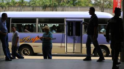 Transportistas interurbanos manifestaron su malestar ayer durante una comparecencia en la Gran Central Metropolitana de la ciudad. Foto: Melvin Cubas.