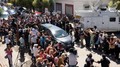 Un centenar de argentinos acudieron al cementerio judío donde fue sepultado el fiscal para exigir justicia por su muerte.
