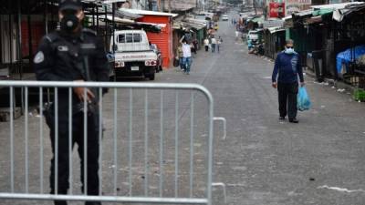 En los mercados había varias personas que estaban comprando alimentos para abastecerse durante el toque de queda. Fotos: AFP/La Prensa.