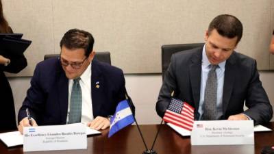Lisandro Rosales, canciller de Honduras, y Kevin McAleenan, secretario interino de Seguridad estadounidense, firman los nuevos acuerdos.