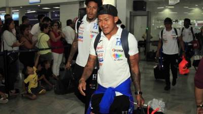 Iván López y Henry Figueroa saliendo del aeropuerto sampedrano.