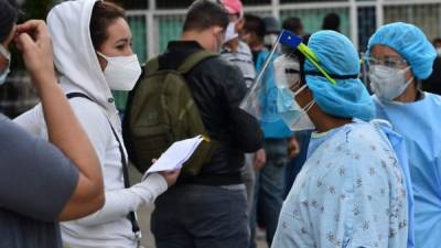 Las autoridades hospitalarias señalan que el aumento de casos sobrepasó la capacidad hospitalaria en Tegucigalpa.