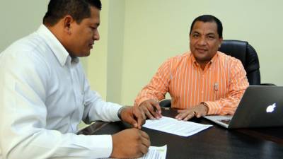 El jefe de Recursos Humanos, Obando Cárdenas junto a Juan Francisco Guerrero.