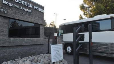 La semana pasada se dio a conocer que llegarían a California dos vuelos con 300 inmigrantes desde Texas, aunque posteriormente la Patrulla Fronteriza canceló a último minuto los traslados. EFE/Archivo