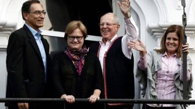 El candidato presidencial Pedro Pablo Kuczynski (2d) saluda a periodistas acompañado de su esposa Nancy Lange (2i) y sus candidatos a vicepresidentes Martín Vizcarra (i) y Mercedes Araoz (d), desde el balcón de su casa en Lima (Perú). EFE