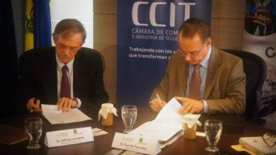 Jeffrey Lansdale, rector de la EAP Zamorano, firma el convenio con Guy de Pierrefeu, presidente de la CCIT.