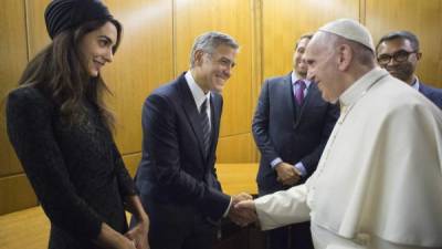 El papa Francisco saluda al actor George Clooney y su esposa A Amal Alamuddin.
