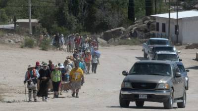 El lunes, un grupo de activistas efectuaron una caminata por el desierto de Arizona.