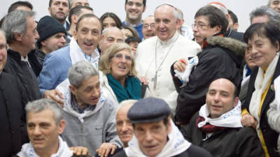Miles de personas recibieron al papa bajo la lluvia, con aplausos y portando pancartas, y fueron correspondidas por el pontífice.