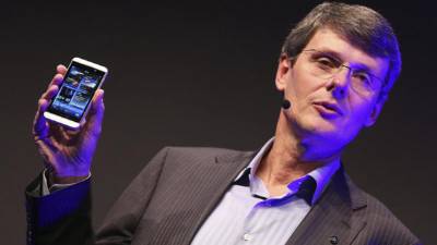 Fotografía fechada el 21 de febrero de 2013 del que ahora es el principal ejecutivo de firma canadiense Blackberry, Thorsten Heins, durante la presentación del 'smartphone' BlackBerry Z10 en Colonia (Alemania). Blackberry anunció hoy, lunes 4 de noviembre de 2013, que abandonó su plan de venta, reemplazará a su principal ejecutivo y recibirá 1.000 millones de dólares en inversión encabezada por su mayor accionista, Fairfax Financial. EFE/Oliver Berg