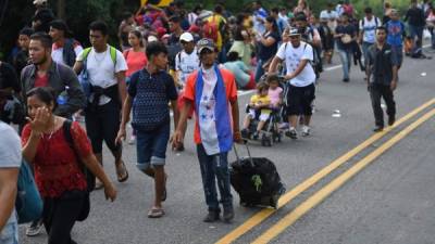 Miles de migrantes hondureños emprendieron este domingo su caminata desde la mexicana Ciudad Hidalgo (sur) con dirección a EEUU.