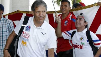Carlos Restrepo a su llegada a San Pedro Sula con el plantel del Olimpia tras ganar en Panamá. Foto Neptalí Romero