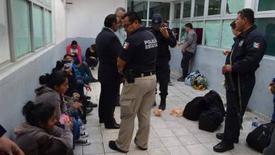Fotografìa cedida por la Secretaría de Seguridad Pública de San Luis Potosí (SSP SLP) hoy, viernes 6 de mayo de 2016, de veinte centroamericanos indocumentados, diez de ellos menores de edad, que fueron interceptados por agentes estatales de San Luis Potosí (México), cuando viajaban por una carretera del ese estado cuando se dirigían a Monterrey, capital de Nuevo León. EFE