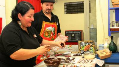 Miriam y Javier trabajan en la cocina de su casa.