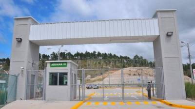 Fachada del portón de acceso de la cárcel La Tolva en el oriente de Honduras.