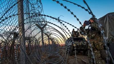 Un militar observa a través de sus prismáticos la frontera de Macedonia con Grecia, cerca de Gevgelija, Macedonia. EFE/Archivo