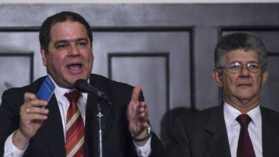 El diputado Luis Florido (izquierda), presidente de la Comisión de Política Exterior del Parlamento (de mayoría opositora), se reunirá hoy con el secretario general de la Organización de Estados Americanos (OEA), Luis Almagro. Foto: AFP/Juan Barreto