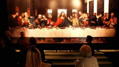 Varias personas observan una copia de la famosa obra de Leonardo da Vinci 'La última cena'. EFE/Archivo