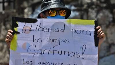 Decenas de miembros de la etnia garífuna del Caribe hondureño clamaron este martes en la capital por la aparición de cuatro de sus dirigentes desaparecidos desde el sábado. AFP
