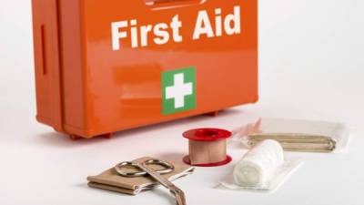 Mantenga un botiquín de primeros auxilios para ser usado en una emergencia.